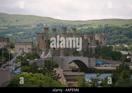 Majestic Conwy Castle parco nazionale di Snowdonia campagna di laminazione dietro il Galles del Nord la Gran Bretagna REGNO UNITO Foto Stock