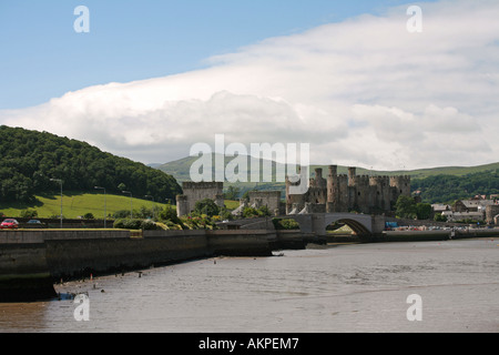 Majestic Conwy Castle e il fiume con il Parco Nazionale Snowdonia campagna dietro il Galles del Nord la Gran Bretagna REGNO UNITO Foto Stock