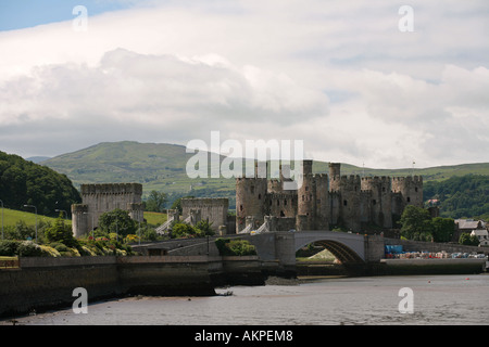 Majestic Conwy Castle e il fiume con il Parco Nazionale Snowdonia campagna dietro il Galles del Nord la Gran Bretagna REGNO UNITO Foto Stock