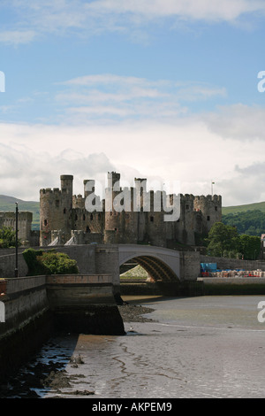 Majestic Conwy Castle e il fiume con il Parco Nazionale Snowdonia campagna dietro il Galles del Nord la Gran Bretagna REGNO UNITO Foto Stock