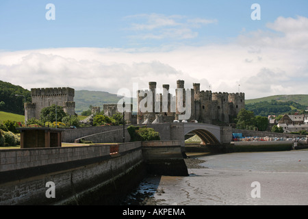 Majestic Conwy Castle e il fiume con il Parco Nazionale Snowdonia campagna dietro il Galles del Nord la Gran Bretagna REGNO UNITO Foto Stock