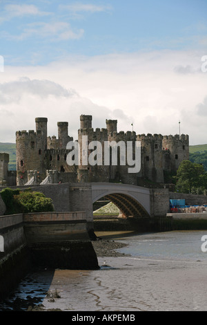 Majestic Conwy Castle e il fiume con il Parco Nazionale Snowdonia campagna dietro il Galles del Nord la Gran Bretagna REGNO UNITO Foto Stock