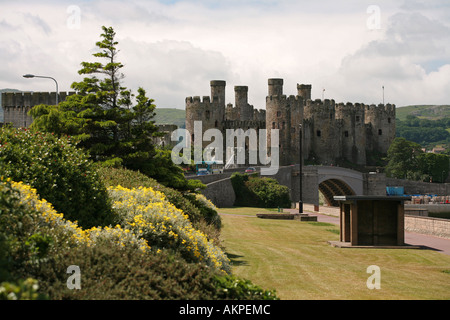 Majestic Conwy Castle con il Parco Nazionale Snowdonia campagna dietro il Galles del Nord la Gran Bretagna REGNO UNITO Foto Stock