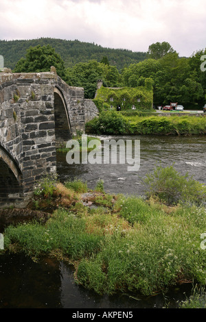 Llanrwst antico ponte di pietra e sale da tè e Conwy fiume Snowdonia National Park North Wales UK Gran Bretagna UE Foto Stock
