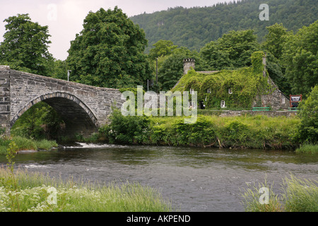 Llanrwst antico ponte di pietra e sale da tè e Conwy fiume Snowdonia National Park North Wales UK Gran Bretagna UE Foto Stock