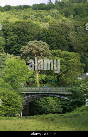 Famosa Waterloo Bridge nella popolare cittadina turistica di Betws-y-coed Snowdonia North Wales UK Gran Bretagna UE Foto Stock