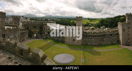 Vista aerea del cortile fortificato pareti di pietra torri merlate del castello di Caernarfon Gwynedd North Wales UK Foto Stock