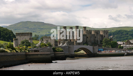 Majestic Conwy Castle e il fiume con il Parco Nazionale Snowdonia campagna dietro il Galles del Nord la Gran Bretagna REGNO UNITO Foto Stock