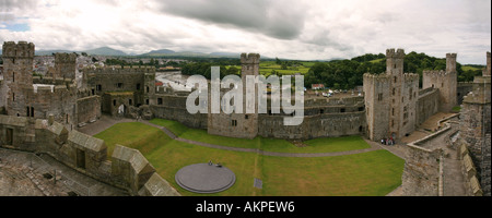 Vista aerea del cortile fortificato pareti di pietra torri merlate del castello di Caernarfon Gwynedd North Wales UK Foto Stock