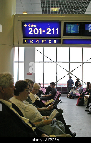 I passeggeri in attesa all'Aeroporto di Manchester Foto Stock