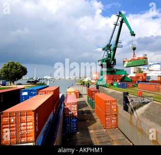 Reno Germania contenitore contenitori di trasporto barca peschereccio tedesco Foto Stock