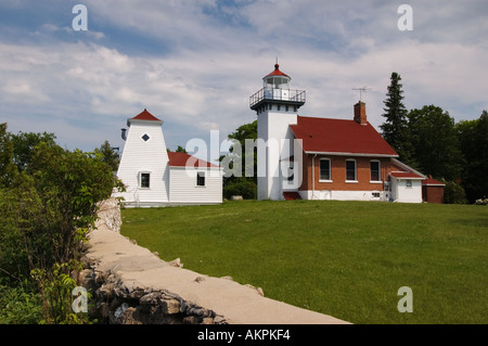 Muro di pietra e Sherwood Point Lighthouse Lago Michigan Door County Wisconsin Foto Stock