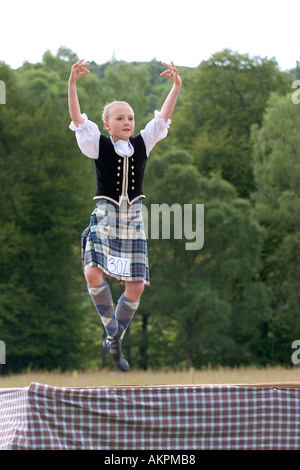 Scottish Highland Games ballerino, clan, costume, aspo, kilt, dancing, nazionale, plaid, gonna, cultura, celebrazione, gareggiando in Glengarry, Scotland, Regno Unito Foto Stock