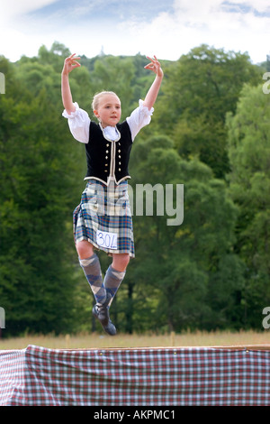 Scottish Highland Games ballerino, clan, costume, aspo, kilt, dancing, nazionale, plaid, gonna, cultura, celebrazione, gareggiando in Glengarry, Scotland, Regno Unito Foto Stock