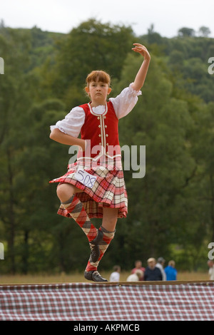 I bambini, piedi, calze, gambe. Musica Tradizionale Scozzese Highland Reel dancers all annuale Glengarry Highland Games e la raccolta di Scozia, Regno Unito. Luglio, 2013. Foto Stock