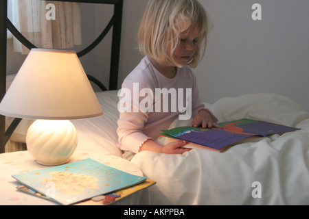 Ragazza giovane libro prima di andare a dormire Foto Stock