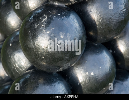 Le palle di cannone a Charlestown Navy Yard in Boston Massachusetts Foto Stock