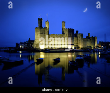 GB - Galles: Caernarfon Castle di notte Foto Stock