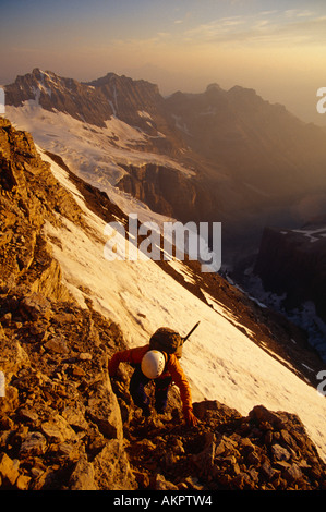 Donna Raupp climbing Mount Victoria vicino al Lago Louise, British Columbia, Canada Foto Stock