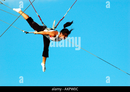 Persone swing sul trapezio presso la Scuola di Trapezio a Hudson River Park Foto Stock