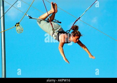 Persone swing sul trapezio presso la Scuola di Trapezio a Hudson River Park Foto Stock