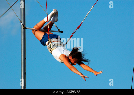 Persone swing sul trapezio presso la Scuola di Trapezio a Hudson River Park Foto Stock