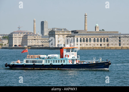 Cremyll traghetto passeggeri a piedi che attraversano il fiume Tamar storico Royal William victualing Yard Clarence edificio Stonehouse Plymouth Devon Inghilterra Regno Unito Foto Stock