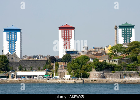 Plymouth tre waterside elevato aumento di blocchi di appartamenti dipinto in diversi colori in grassetto Foto Stock