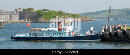 A piedi passeggeri a bordo del traghetto Cremyll attraverso Hamoaze sul fiume Tamar a Cremyll Cornovaglia e viaggio per Admirals Hard Stonehouse Plymouth Devon Inghilterra Regno Unito Foto Stock