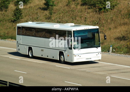 M25L'Autostrada Bianca vacanza non marcati pullman con dark windows Foto Stock