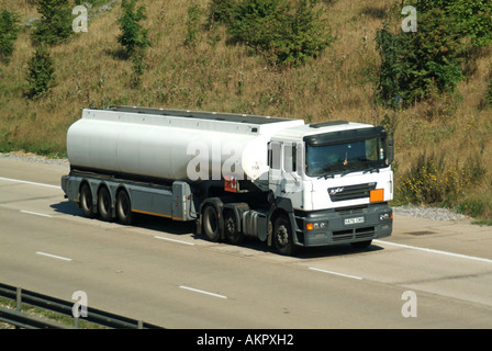 M25 Autostrada pulita fer non scritti carburante camion cisterna Hazchem Sostanze chimiche pericolose Merci Pericolose segno Foto Stock