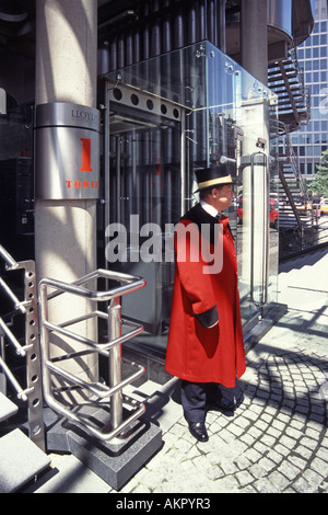 Portiere in uniforme tradizionale presso Lloyds of London Insurance & Edificio del mercato riassicurativo al numero 1 di Lime Street City Di Londra Inghilterra UK Foto Stock