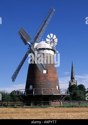 Storico John Webbs Lowes Mill un mulino a vento torre di 1804 & chiesa guglia oltre entrambi i punti di riferimento nel villaggio inglese di Thaxted Essex Inghilterra Regno Unito Foto Stock