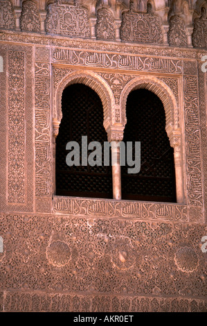 Un dettaglio della scultura in stucco e una finestra nel Patio de los Cuarto Dorado Alhambra Palace Granada Spagna Foto Stock