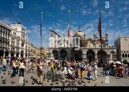 Piazza San Marco Piazza San Marco la Basilica Cattedrale di San Marco in estate il sole Venezia Veneto Italia Europa Foto Stock