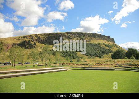 Vista dal parlamento scozzese con Arthur s sedile in background Edimburgo in Scozia Foto Stock