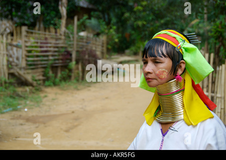 Collo Lungo Karen o Pa Dong tribù è una tribù della collina Foto Stock