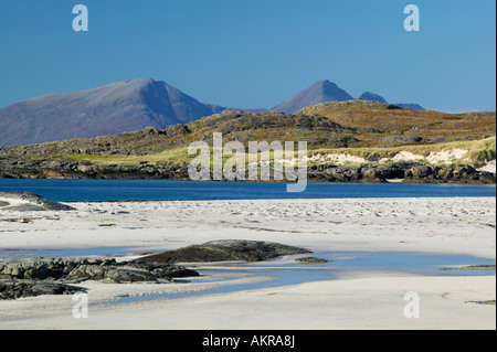 L'Isola di Rum visto da Sanna Bay, a Ardnamurchan, Lochaber, Highland, Scotland, Regno Unito Foto Stock