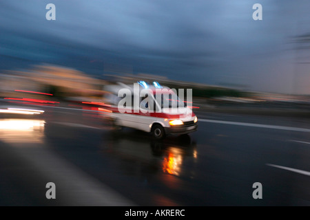 Ambulanza velocizzando, moto sfocata. Volutamente sfocati per convogliare la velocità. Foto Stock
