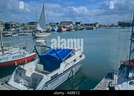 DEAUVILLE Normandia Francia UE un bianco grande vela yacht nel porto di Deauville in un canale tra ormeggiate barche e yacht Foto Stock