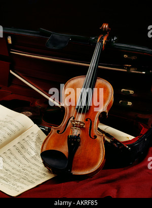 Ancora la vita di un violino e foglio di musica Foto Stock