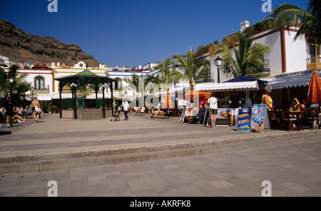 PUERTO DE MOGAN GRAN CANARIA ISOLE CANARIE Febbraio la piazza principale nella zona del porto in questo ristrutturato il vecchio villaggio di pescatori Foto Stock