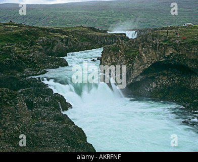 GODAFOSS ISLANDA EUROPA Luglio la profonda gola del fiume Skalfandafljot sotto le possenti Cascate Horseshoe di Godafoss Foto Stock