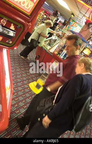 Matura in un casinò a Blackpool Regno Unito Foto Stock