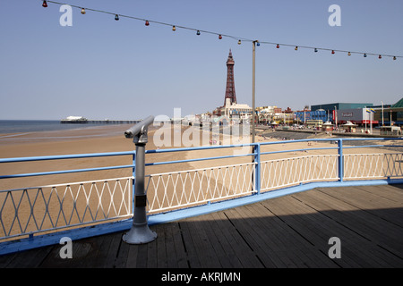 La Blackpool Tower come visto dal molo centrale Foto Stock