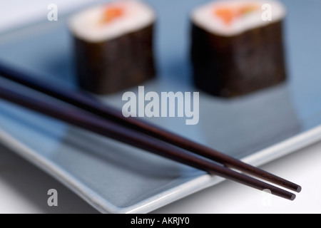 Sushi Su blu piatto in ceramica con bacchette Foto Stock