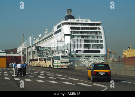 Taxi spagnolo giallo e nero al porto di Barcellona nave da crociera MSC Lirica pullman sul molo per raccogliere i passeggeri della linea di crociera per i tour Foto Stock