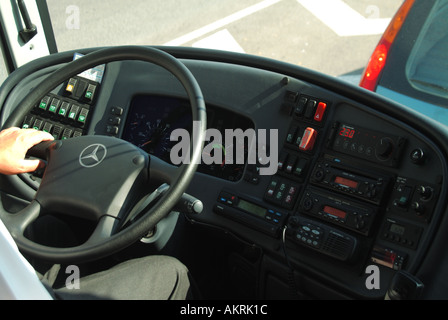 Mercedes Benz pullman e chiusura del conducente e volante cruscotto guida a sinistra Foto Stock
