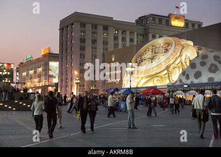Grande orologio Rolex pubblicità e la sera in anticipo le folle di Manezhnaya Square Mosca Russia Foto Stock
