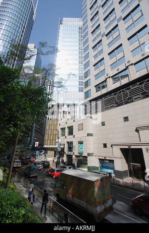 Lo spostamento del traffico lungo la strada della regina Central Hong Kong Foto Stock